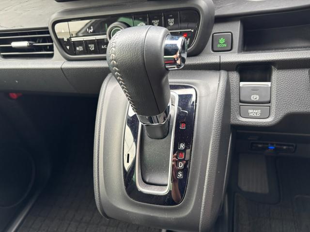 N-ONE プレミアム ツアラー ワンオーナー 純正9インチインターナビ バックカメラ フルセグ パーキングセンサー HDMI LEDオートライト ハーフレザーシート シートヒーター エンジンスターター ETC(8枚目)