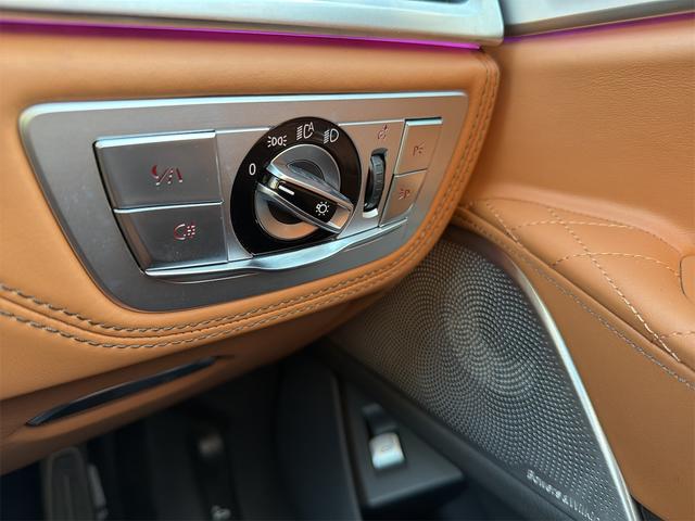 ７シリーズ Ｍ７６０Ｌｉ　ｘＤｒｉｖｅ　後期／Ｖ１２／スカイラウンジルーフ／ＤＭＥ７００ｐｓ・Ｂｏｗｅｒｓ＆Ｗｉｌｋｉｎｓサラウンド／リアエンターテイメント／エグゼクティブラウンジ（12枚目）