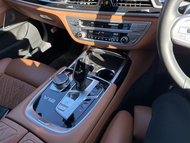 ７シリーズ Ｍ７６０Ｌｉ　ｘＤｒｉｖｅ　後期／Ｖ１２／スカイラウンジルーフ／ＤＭＥ７００ｐｓ・Ｂｏｗｅｒｓ＆Ｗｉｌｋｉｎｓサラウンド／リアエンターテイメント／エグゼクティブラウンジ（17枚目）