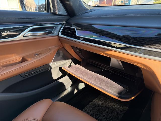 ７シリーズ Ｍ７６０Ｌｉ　ｘＤｒｉｖｅ　後期／Ｖ１２／スカイラウンジルーフ／ＤＭＥ７００ｐｓ・Ｂｏｗｅｒｓ＆Ｗｉｌｋｉｎｓサラウンド／リアエンターテイメント／エグゼクティブラウンジ（19枚目）