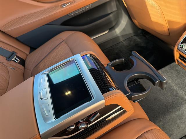 ７シリーズ Ｍ７６０Ｌｉ　ｘＤｒｉｖｅ　後期／Ｖ１２／スカイラウンジルーフ／ＤＭＥ７００ｐｓ・Ｂｏｗｅｒｓ＆Ｗｉｌｋｉｎｓサラウンド／リアエンターテイメント／エグゼクティブラウンジ（28枚目）