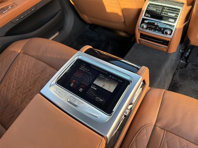 ７シリーズ Ｍ７６０Ｌｉ　ｘＤｒｉｖｅ　後期／Ｖ１２／スカイラウンジルーフ／ＤＭＥ７００ｐｓ・Ｂｏｗｅｒｓ＆Ｗｉｌｋｉｎｓサラウンド／リアエンターテイメント／エグゼクティブラウンジ（30枚目）