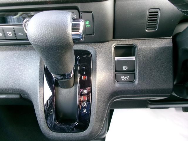 Ｎ－ＢＯＸカスタム ターボコーディネートスタイル　ホンダセンシング　ナビ装着用スペシャルパッケージ　両側パワースライドドア　前席シートヒーター　電動パーキング・ホールド機能　電動格納ミラー　ロールサンシェード　シートバックテーブル（12枚目）