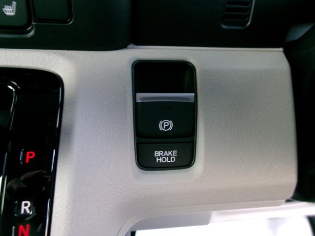 Ｎ－ＢＯＸ ファッションスタイル　ホンダセンシング　ナビ装着用スペシャルパッケージ　２トーン　両側パワースライドドア　ロールサンシェード　シートバックテーブル　左右独立リアセンターアームレスト　前席シートヒーター　プッシュスタート（4枚目）