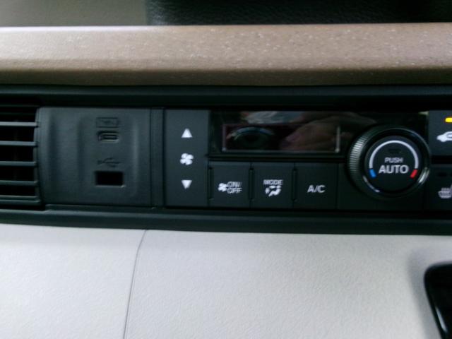 Ｎ－ＢＯＸ ファッションスタイル　ホンダセンシング　ナビ装着用スペシャルパッケージ　２トーン　両側パワースライドドア　ロールサンシェード　シートバックテーブル　左右独立リアセンターアームレスト　前席シートヒーター　プッシュスタート（11枚目）