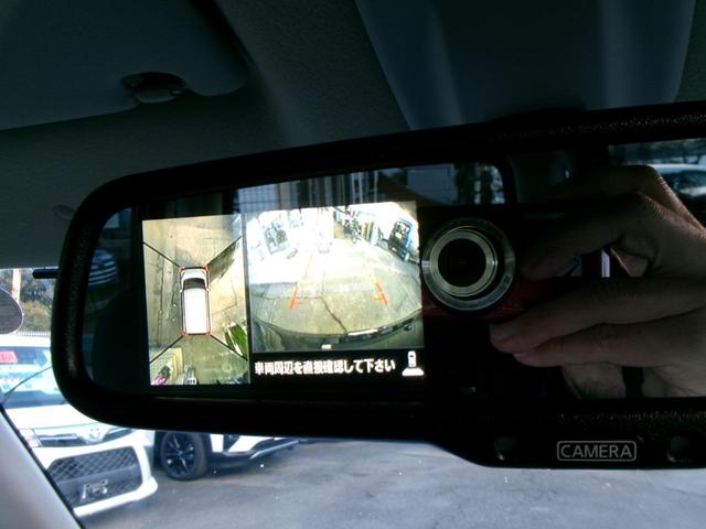 �A���E���h�r���[���j�^�[�B�Ԃ�^�ォ�猩���낵�Ă��邩�̂悤�ȉf���ɂ���āA���Ԃ��T�|�[�g�B�܂��A�N���}�̎��ӂœ������̂����m���ăh���C�o�[�ɂ��m�点���邱�ƂŁA���S�m�F���T�|�[�g�B