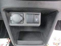 座席のシートを温めるシートヒーター！その温かさは一度経験したら欠かすことができません！エアコンで乾燥しやすい車内も防ぐ事ができます！ 4