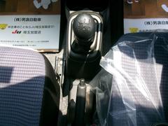 フロア５速マニュアル車。 4
