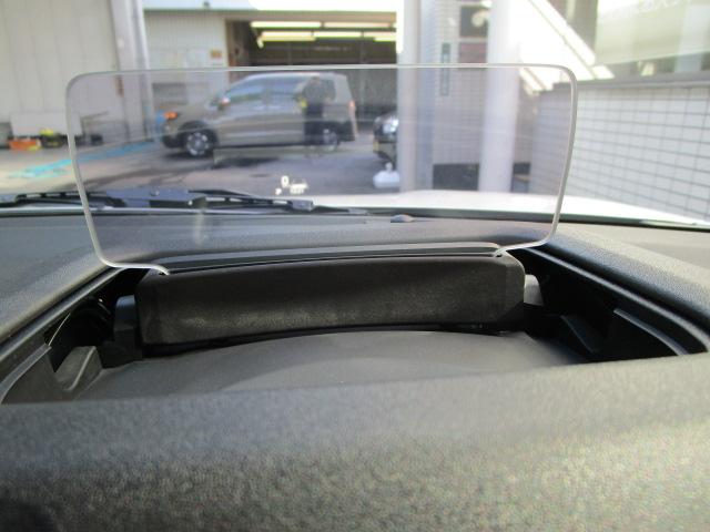 運転席ヘッドアップディスプレイ