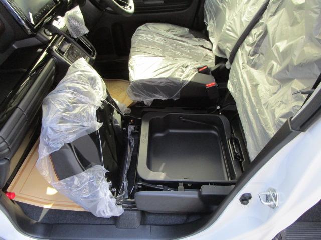 助手席シートアンダーボックス