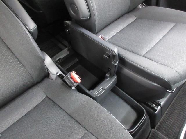 ヴォクシー ハイブリッドＳ－Ｇ　４ＷＤ　セーフティセンス　左側電動スライドドア　純正８型ナビ　ブルートゥース　ＵＳＢ端子　バックカメラ　ＥＴＣ２．０　追従型クルコン　７人乗り　ＬＥＤヘッドライト　クリアランスソナー　プッシュスタート（34枚目）