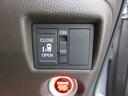 助手席側電動スライドドア付き!運転席からスイッチ一つで操作可能!路上での一時的な送り迎え等にも非常に役立ちます!