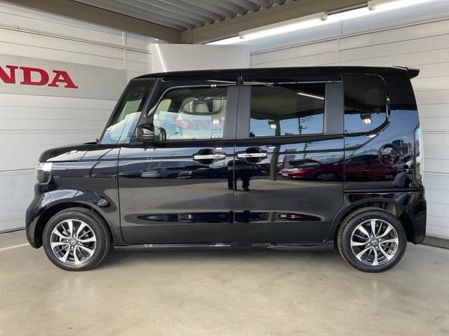 Ｎ－ＢＯＸカスタム ベースグレード　当社デモカー使用車　マルチビューカメラ　Ｗ電動ドア　ＣＭＢＳ　Ｄレコ　禁煙　ベンチシート　オートエアコン　スマートキ　ＬＥＤ　盗難防止装置　クルコン　ＥＴＣ　バックカメラ　フルセグＴＶ　エアバッグ（4枚目）