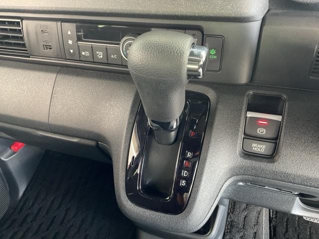 Ｎ－ＢＯＸカスタム ベースグレード　当社デモカー使用車　マルチビューカメラ　Ｗ電動ドア　ＣＭＢＳ　Ｄレコ　禁煙　ベンチシート　オートエアコン　スマートキ　ＬＥＤ　盗難防止装置　クルコン　ＥＴＣ　バックカメラ　フルセグＴＶ　エアバッグ（14枚目）