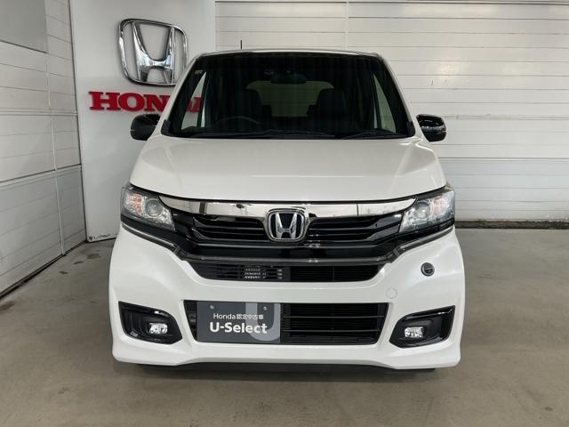 クロームメッキ×黒艶のグリルが洗練された個性を演出。バンパーの左側にフロントコーナーカメラを装備