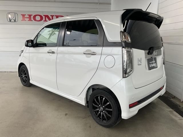 視界性もよくクリアレンズのリアコンビネーションランプとテールゲートスポイラーがスポーティーさを強調