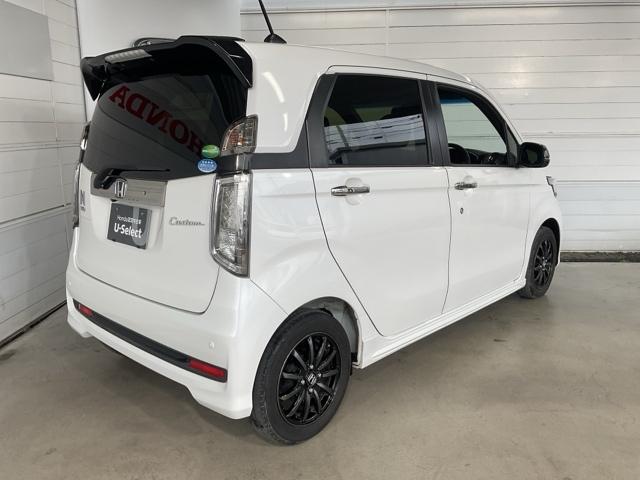 視界性もよくクリアレンズのリアコンビネーションランプとテールゲートスポイラーがスポーティーさを強調