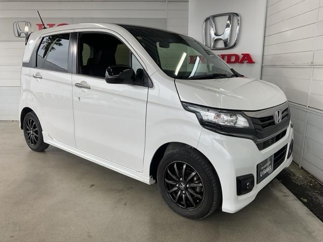 クロームメッキ×黒艶のグリルが洗練された個性を演出