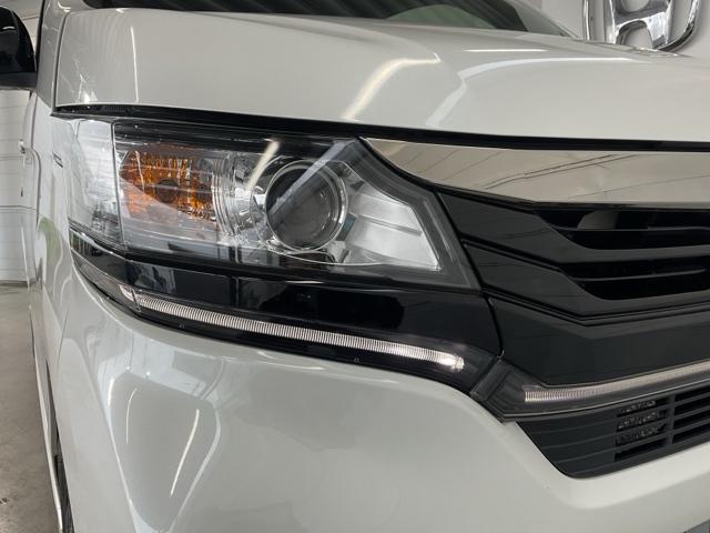 HIDヘッドライトです。蛍光灯のような明るさが特徴で広い範囲を明るくしてくれます。光量が大きいので暗い場所での視認性が上がります。