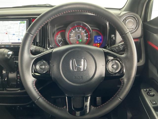 ステアリングにはオーディオ操作、クルーズコントロール操作を集中装備。