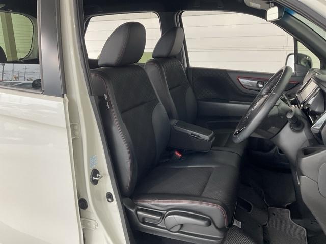 肘掛けとシートヒーター装備のフロントシートで長時間でも快適ドライブ!