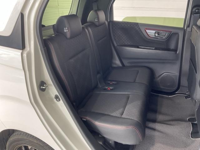 ゆったりくつろげる、座り心地の良い後部座席。