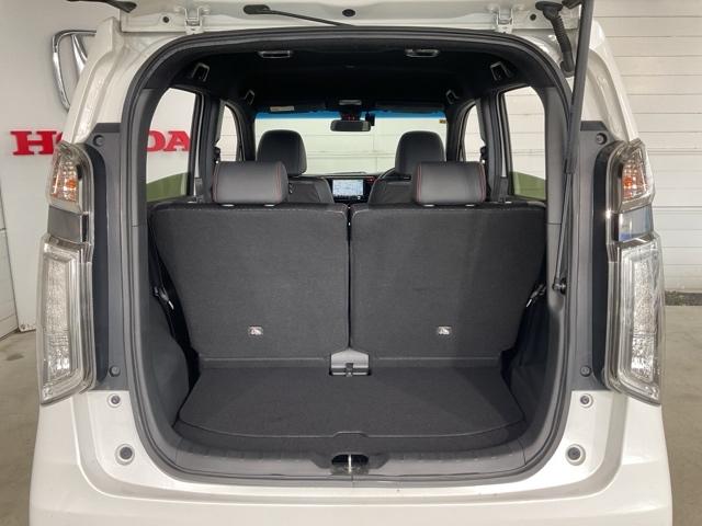 ちょっとした荷物やお買い物には充分な広さの荷室です。