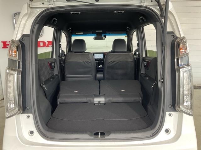 後部座席をたたむとこんなに広いスペースが!