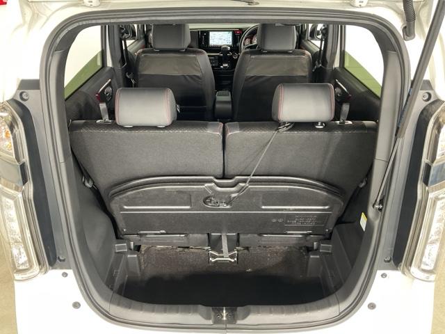 荷室床のボードを立てれば背の高い荷物も積載可能に!