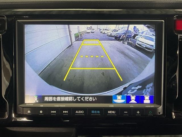 カラービジョンとガイド線で見やすい視点切替式のバックモニター。