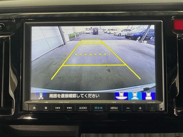 カラービジョンとガイド線で見やすい視点切替式のバックモニター。