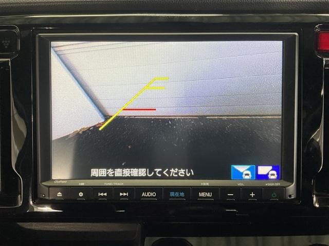 フロントコーナーカメラシステムを搭載。左前方を2種類の画角で表示します