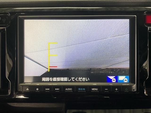 フロントコーナーカメラシステムを搭載。左前方を2種類の画角で表示します