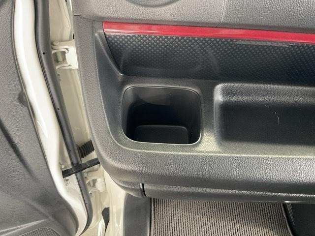 前席両側に便利なドリンクホルダー。