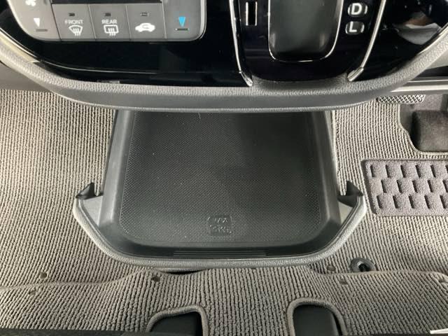 前席中央の便利な引き出しトレイ。