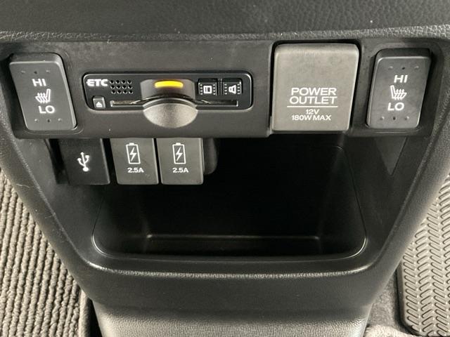 前席中央の便利な小物入れ。その上部に電源とUSBの端子があります。スマートフォンなどの充電やオーディオとの接続に便利です