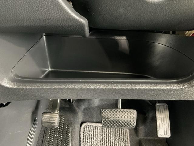 ステアリングホイール直下の小物入れ