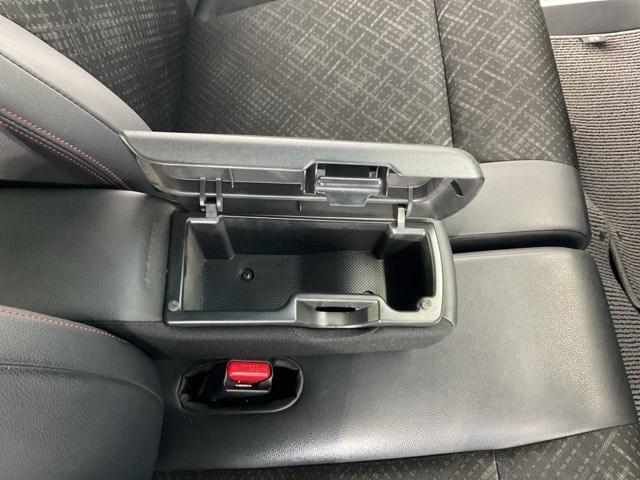 前席肘掛けに小物入れ。扉付きです