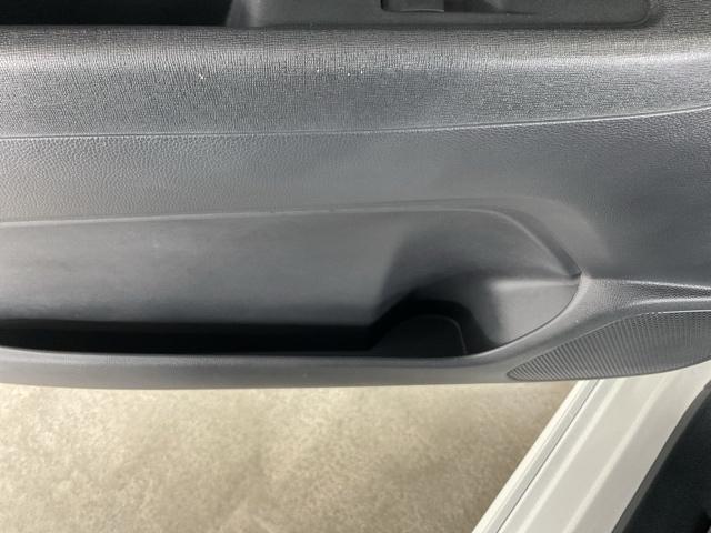 前席ドアのポケット、ボトルホルダー付き