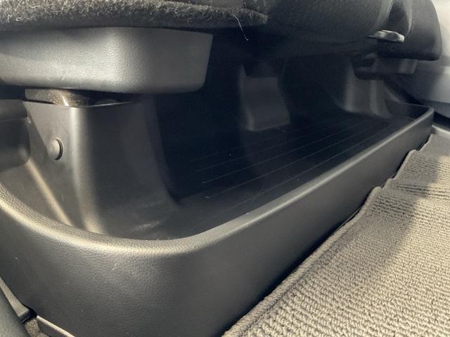 後席足元には傘などの長尺物が収納できる長いトレイがあります