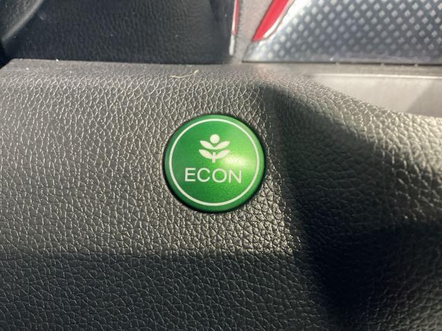 クルマの動きを燃費優先で自動制御するECONモードスイッチ。