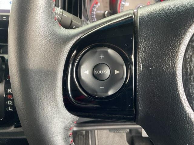 ステアリングにはオーディオ操作、クルーズコントロール操作を集中装備。