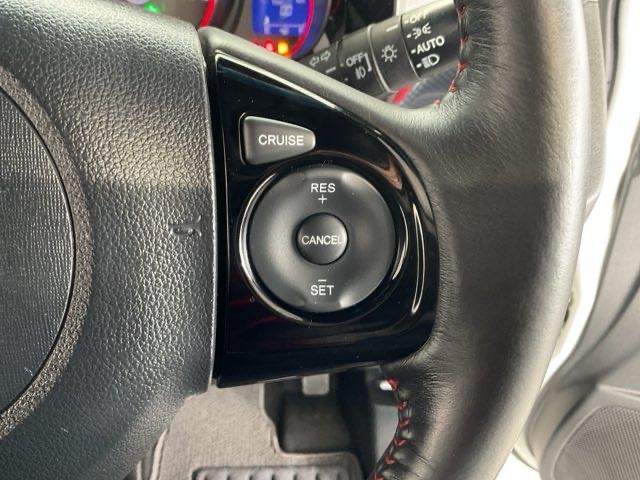 ステアリングにはオーディオ操作、クルーズコントロール操作を集中装備。