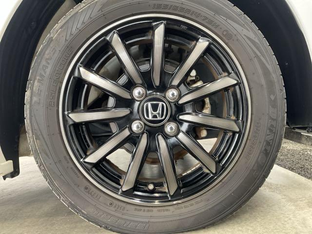 スタイリッシュな純正アルミホイール