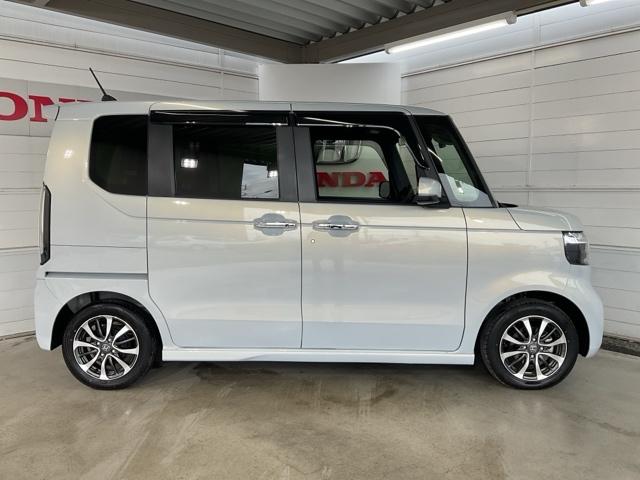 N-BOXカスタム ベースグレード 当社デモカー 前後純正ドラレコ装着車 CMBS Dレコ 禁煙 1オーナー ベンチシート オートエアコン スマートキ LED 盗難防止装置 クルコン ETC バックカメラ フルセグTV エアバッグ(9枚目)