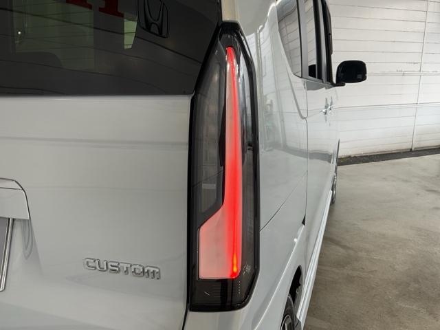 N-BOXカスタム ベースグレード 当社デモカー 前後純正ドラレコ装着車 CMBS Dレコ 禁煙 1オーナー ベンチシート オートエアコン スマートキ LED 盗難防止装置 クルコン ETC バックカメラ フルセグTV エアバッグ(12枚目)