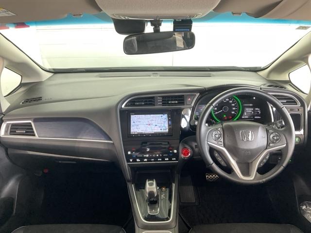 シャトル ハイブリッドXホンダセンシング ワンオーナー フロント純正ドラレコ装着車 4WD 衝突軽減装置 ドライブレコーダ Rカメラ Fセグ LEDヘッド 禁煙車 ECON AAC 盗難防止装置 ETC車載器 記録簿 DVD再生 スマートキー(13枚目)