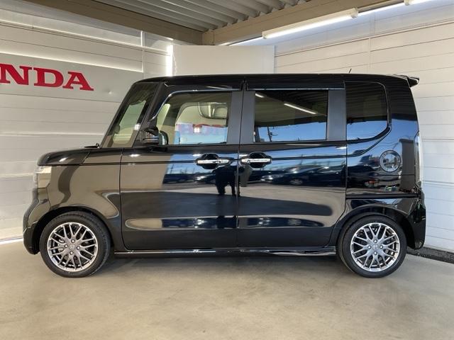 Ｎ－ＢＯＸカスタム ターボ　当社デモカー　前後純正ドラレコ装着車　イモビライザー　衝突被害軽減　禁煙　ベンチシート　キーフリー　Ｐセンサー　ＥＳＣ　パワステ　ＤＶＤ再生　両席エアバック　サイドエアバッグ　ターボ車　スマキー（5枚目）