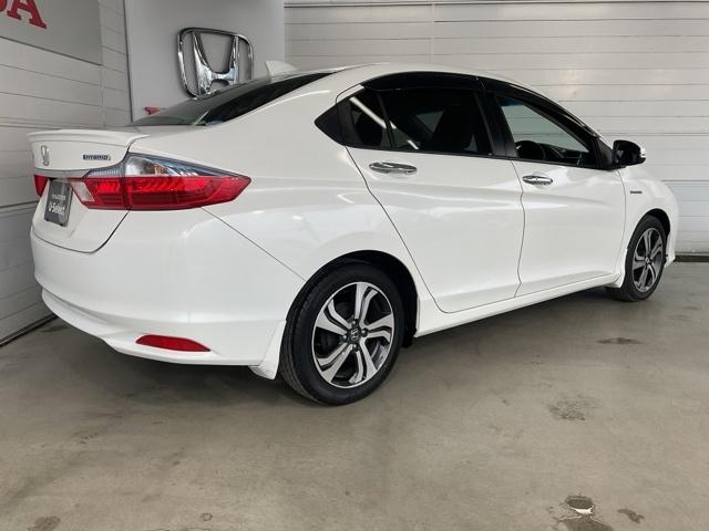 グレイス ハイブリッドＥＸ　ワンオーナー　スマートキ－　運転席エアバッグ　Ａストップ　地上デジタル　エアコン　１オーナー　ＬＥＤヘッドランプ　クルーズＣ　ＤＶＤ再生可能　Ｒカメ　キーレスエントリー　パワーウィンドウ　シートヒータ（8枚目）