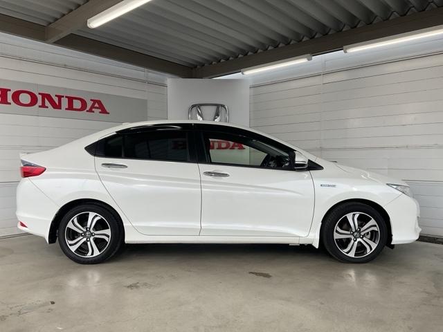 グレイス ハイブリッドＥＸ　ワンオーナー　スマートキ－　運転席エアバッグ　Ａストップ　地上デジタル　エアコン　１オーナー　ＬＥＤヘッドランプ　クルーズＣ　ＤＶＤ再生可能　Ｒカメ　キーレスエントリー　パワーウィンドウ　シートヒータ（9枚目）